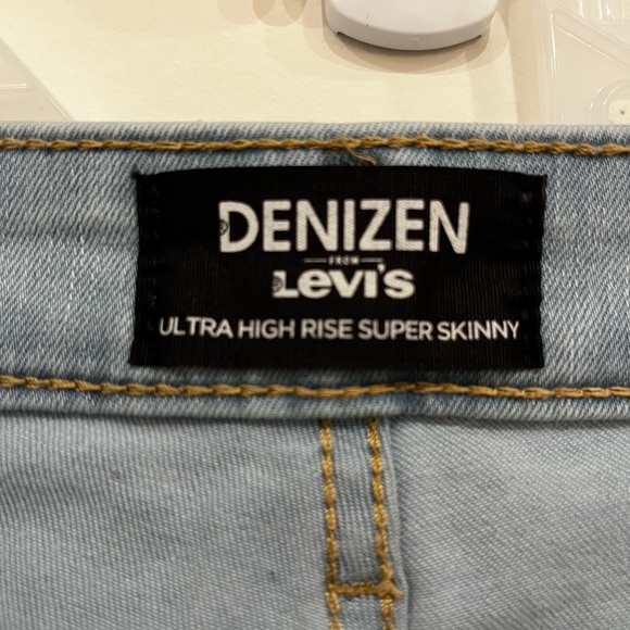 Levi’s Ultra High Rise Super Skinny Light-Wash Jeans - Picture 4 of 5